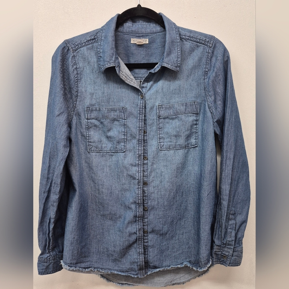 🌼5/$20 Melrose & Market Casual Blue Denim Button Down Shirt Frayed hem Style S
